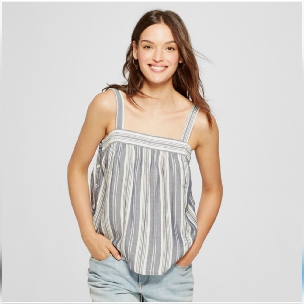 Gently Used//Excellent Condition Universal Thread Stylish Tank Top